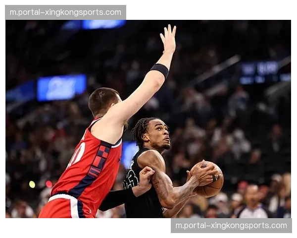 篮网中锋克拉克斯顿拇指扭伤出战成疑 球队近期遭遇五连败