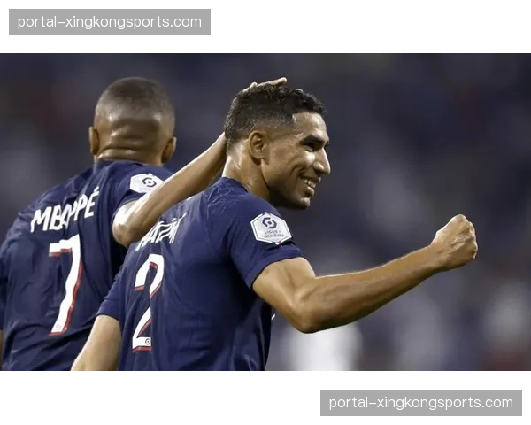 巴黎圣日耳曼中场双核调度长传转移与前插射门能力结合